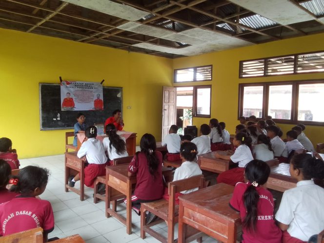 
					Peduli Pendidikan Indonesia, WHN Sikka Salurkan Bantuan Buku di SDN Baokrenget