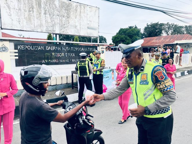 
					Polres Sikka Bagikan Takjil Gratis, Wujud Kepedulian di Bulan Ramadan