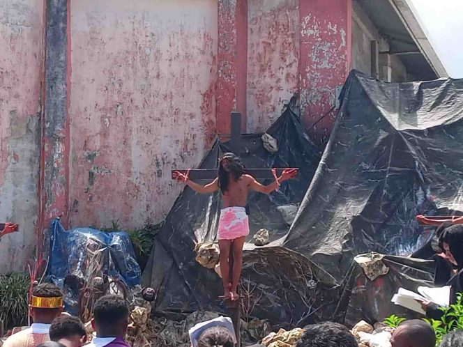 
					Hayati Sengsara Kristus di Jumat Agung, Umat Katolik Watublapi Tablo Jalan Salib Hidup,