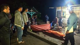Petugas kepolisian saat mengevakuasi jasad pelajar 13 tahun yang ditemukan meninggal dunia di pohon pala, Dusun Riidetut, Desa Kajowair, Kecamatan Hewokloang, Kabupaten Sikka, Rabu dini hari (29/4/2026).