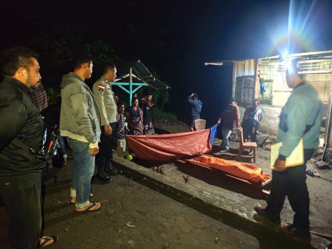 
					Petugas kepolisian saat mengevakuasi jasad pelajar 13 tahun yang ditemukan meninggal dunia di pohon pala, Dusun Riidetut, Desa Kajowair, Kecamatan Hewokloang, Kabupaten Sikka, Rabu dini hari (29/4/2026).