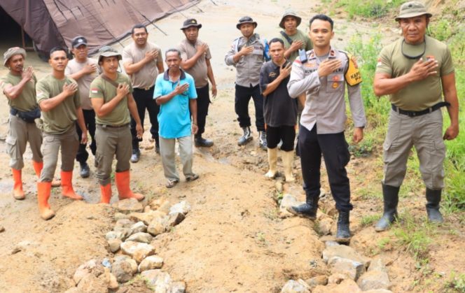 
					Polres Sikka Beri Bantuan Material (Batu), dan Giat Gotong Royong di SMPN 48 Sa Ate Gaikiu, Tanawawo, Sikka