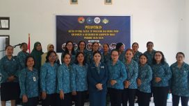 Ketua TP PKK Sikka, Ny. Fista Sambuari Kago saat melantik pengurus di Aula Rujab Bupati Sikka, Sabtu (11/04/2026). (Foto: Wacana Indonesia/Risna Ase)
