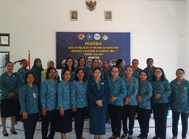 
					Ketua TP PKK Sikka, Ny. Fista Sambuari Kago saat melantik pengurus di Aula Rujab Bupati Sikka, Sabtu (11/04/2026). (Foto: Wacana Indonesia/Risna Ase)