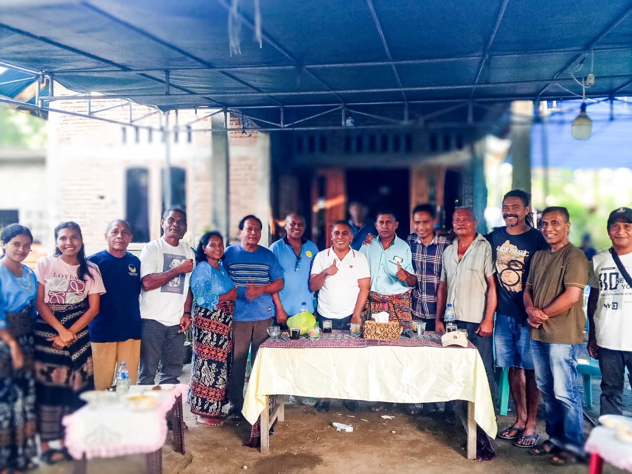 Potret Ketua DPW Nasdem NTT Lakukan Kunjungan Keluarga Di Kecamatan Bola