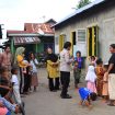 Potret humanis penyerahan bantuan sosial oleh jajaran Polres Sikka kepada siswa di Kabupaten Sikka