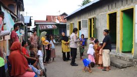 Potret humanis penyerahan bantuan sosial oleh jajaran Polres Sikka kepada siswa di Kabupaten Sikka
