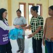 Ny. Fista Sambuari Kago menyerahkan bantuan sembako kepada kader Posyandu di Magepanda dalam rangka Hari Posyandu Nasional 2026