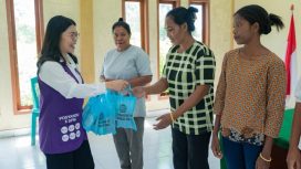 Ny. Fista Sambuari Kago menyerahkan bantuan sembako kepada kader Posyandu di Magepanda dalam rangka Hari Posyandu Nasional 2026