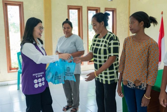 
					Ny. Fista Sambuari Kago menyerahkan bantuan sembako kepada kader Posyandu di Magepanda dalam rangka Hari Posyandu Nasional 2026