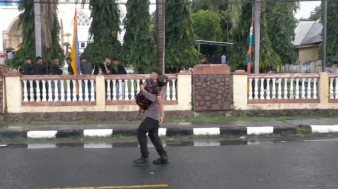 
					Polres Sikka Sigap Beri Bantuan Pada Umat Katolik Yang Pingsan Saat Prosesi Jumat Agung di Maumere