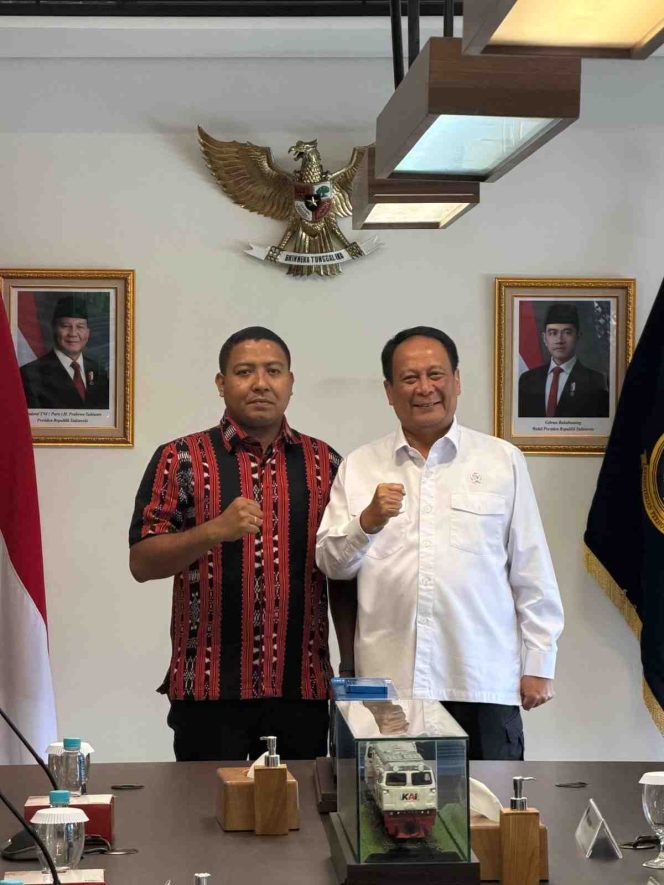 
					Pertemuan Bupati Sikka dengan Wakil Menteri Perhubungan, Komjen Pol. (Purn.) Drs. Suntana
