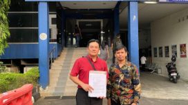Jethro Odolf Atmapraliento didampingi tim kuasa Hukum dari Rumah Hukum Keadilan, Gomgom Nainggolan saat melaporkan dugaan pelanggaran Keterbukaan Informasi Publik di Polda Metro Jaya
