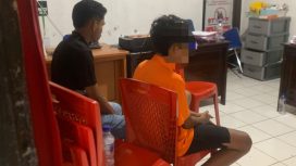 Penganiayaan terjadi di depan Barak Bujang Polres Sikka, Jalan Jenderal Ahmad Yani, Kelurahan Kota Baru, Kecamatan Alok Timur, Kabupaten Sikka, pada Selasa (12/5/2026) pagi. Fto: Tim Wacanaindnesia.id