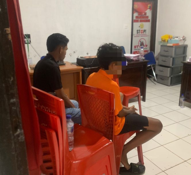 
					Penganiayaan terjadi di depan Barak Bujang Polres Sikka, Jalan Jenderal Ahmad Yani, Kelurahan Kota Baru, Kecamatan Alok Timur, Kabupaten Sikka, pada Selasa (12/5/2026) pagi. Fto: Tim Wacanaindnesia.id